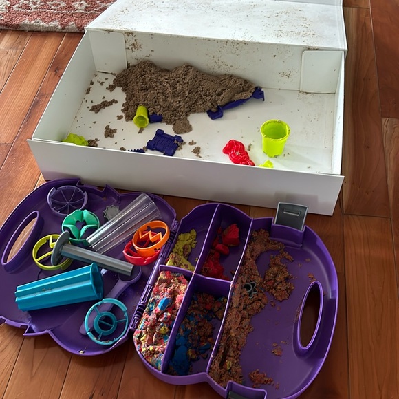Two sets of kinetic sand - Picture 2 of 5